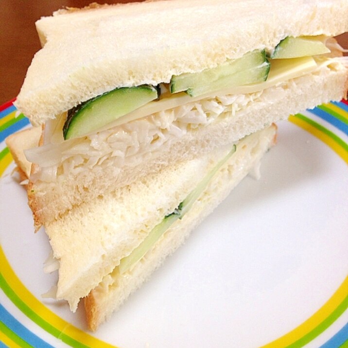 きゅうりとキャベツのチーズサンドイッチ